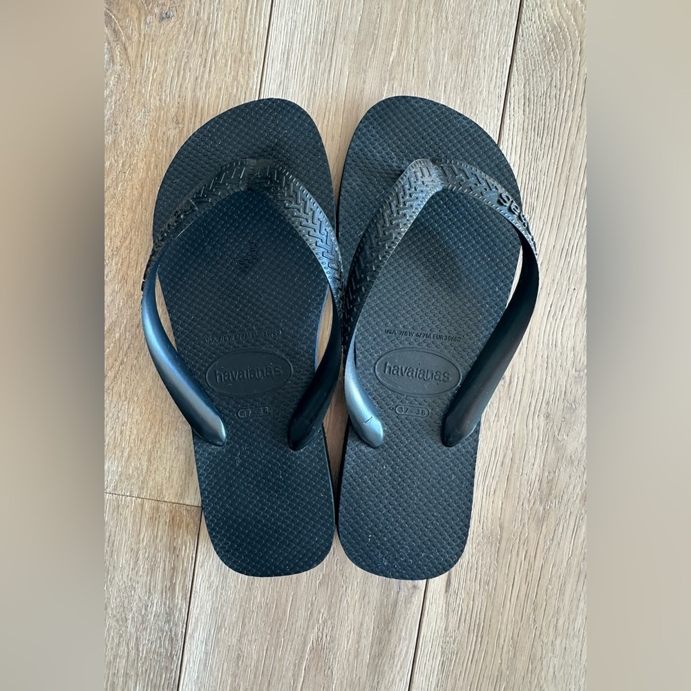 Havaianas Black Flip Flops, Women’s size 6 (37)